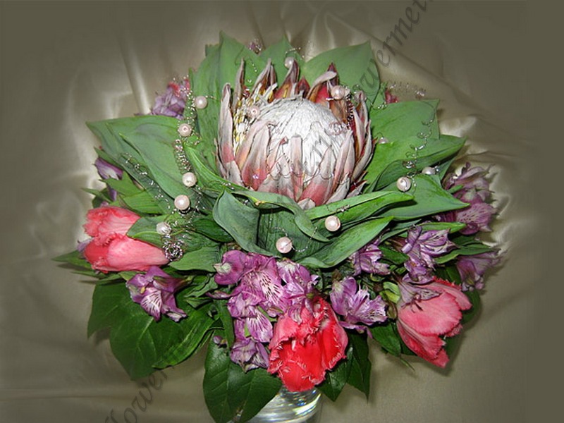 Оригинальный букет из роз, лизиантусов и салала