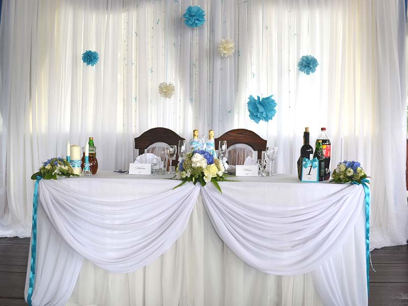 Авторское украшение стола молодоженов тканью на свадьбу - Стол молодоженов